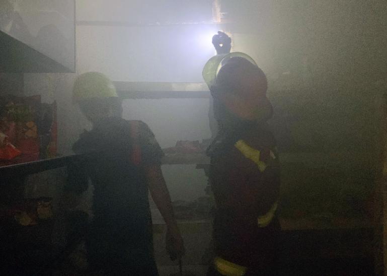Petugas Damkar Kota Padang sedang memadamkan api yang membakar sebuat mini market di Jalan Belibis No.  Air Tawar Barat, Kota Padang, Rabu (5/8/2026). IST