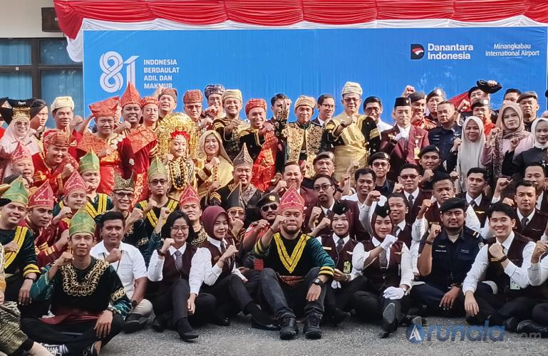 GM API Cabang BIM, Dony Subardono Bersama para staf dan karyawannya foto Bersama sesuai melaksanakan upacara bendera peringatan HUT ke-81 Kemerdekaan Republik Indonesia di kantornya, Senin pagi (17/8/2026). (dok: arunala.com)