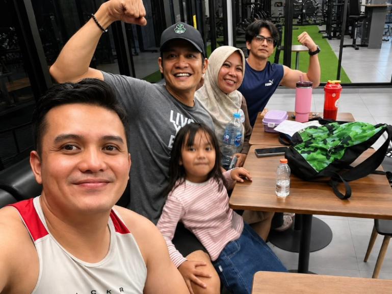 Coach Chandra (pakai topi) bersama Coach Ria Safitri saat menampingi secara personal peserta yang ikut program sehat yang ditawarkan tempat kebugaran Semesta Transformation. IST