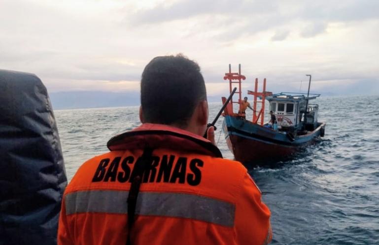 Tim SAR Padang saat lakukan evakuasi dan penyelamatan kru beserta kapal Lemijaya menggunakan KN Yudhistira menuju Dermaga Bungus, Kamis pagi (6/8/2026). IST