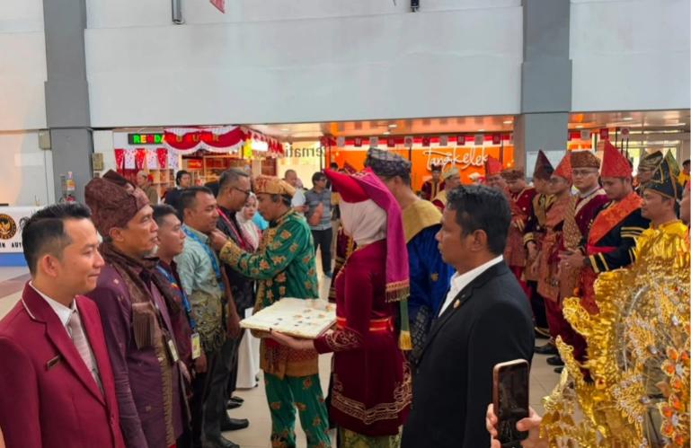 GM BIM Dony Subardono memasangkan Pin kepada para frontliner yang ada di Bandarac sebagai bentuk apresiasi, Senin (17/8/2026). IST