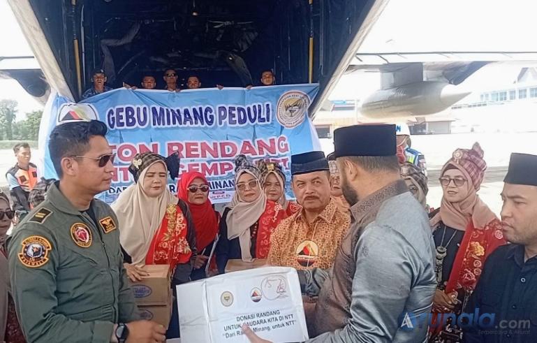 Ketua LKAAM Sumbar Fauzi Bahar Datuak Nan Sati serahkan donasi randang kepada Wali Kota Padang Fadly Amran yang segera didistribusikan oleh pihak TNI AU kepada korban gempa di NTT, Sabtu (22/8/2026). (dok: arunala.com)