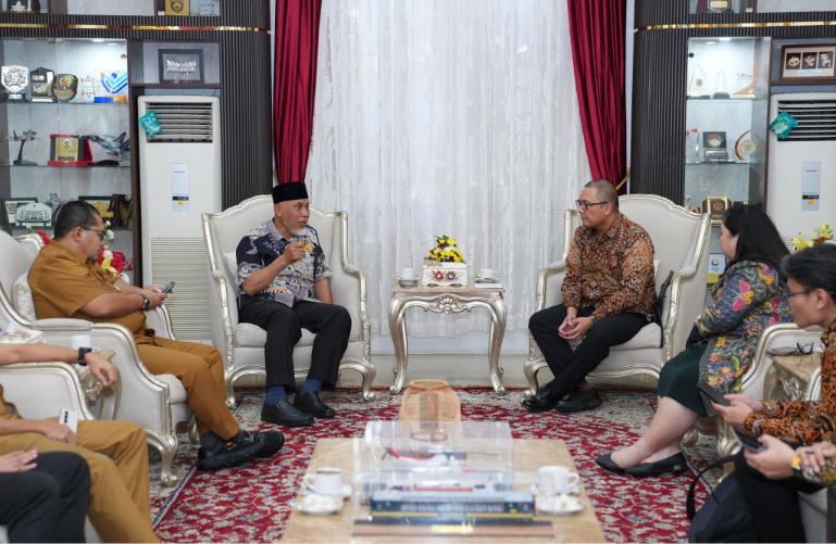 Suasana pertemuan Gubernur Sumbar, Mahyeldi Ansharullah saat menerima kunjungan Direktur Jenderal Asia Pasifik dan Afrika Kementerian Luar Negeri RI, Santo Darmosumarto, di Istana Gubernuran, Senin (10/8/2026). IST