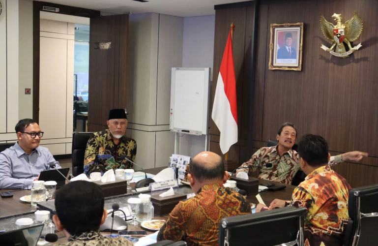 Gubernur Sumbar, Mahyeldi Ansharullah Bersama rombongan saat bertemu Menteri KKP, Sakti Wahyu Trenggono, di Jakarta, Jumat (7/8/2026). IST