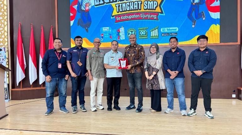 Manager Mobile Consumer Branch Padang, Muhammad Farhan bersama Wakil Bupati Sijunjung, H. Iraddatillah, S.Pt., M.M saat Linga Sang Juara se-Kabupaten Sijunjung. IST