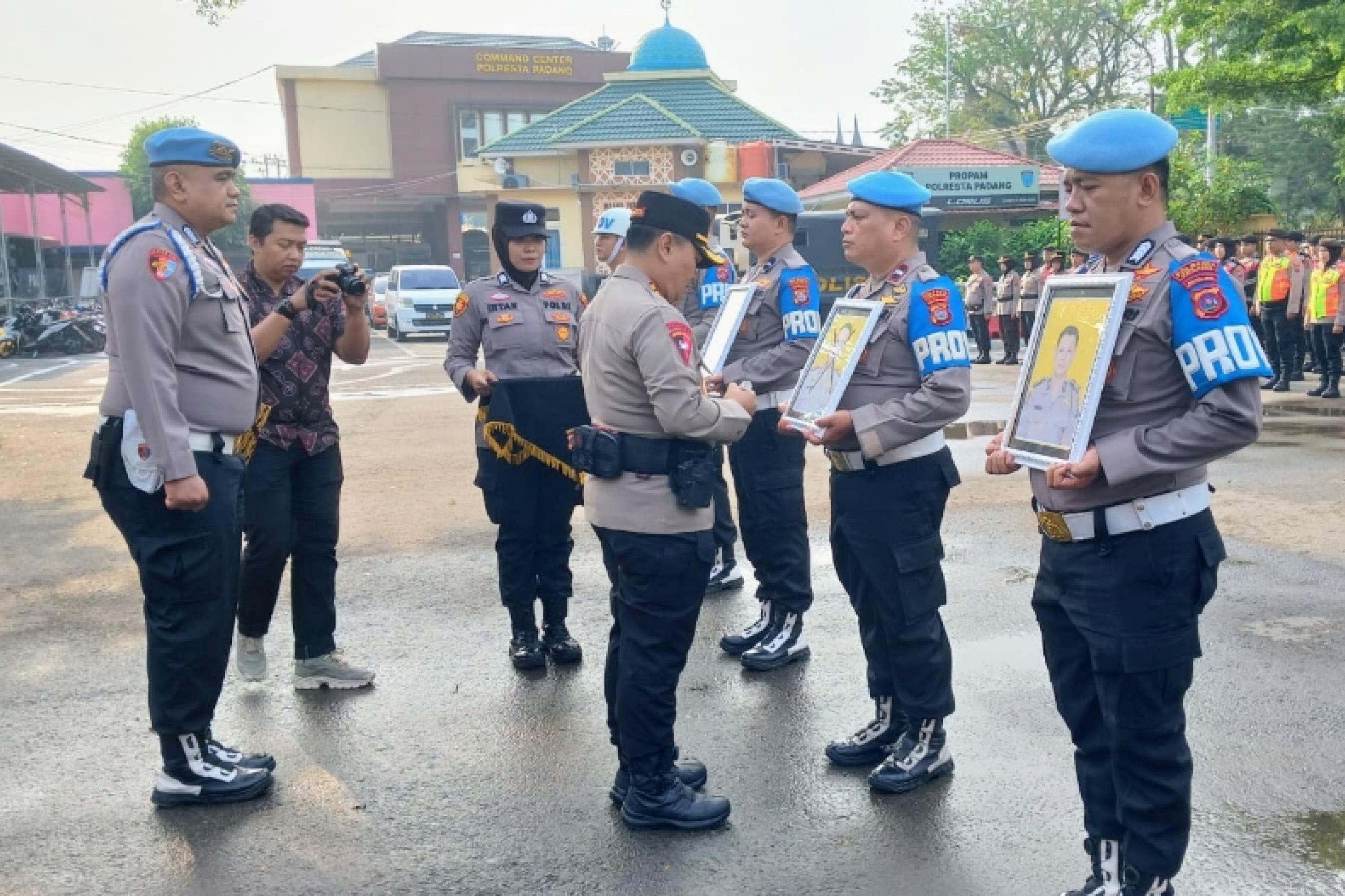 Kapolesta Padang, Kombes Pol Apri Wibowo mencoret salah satu bingkai foto milik salah satu dari depalan personelnya yang di PTDH, Jumat (14/8/2026). IST