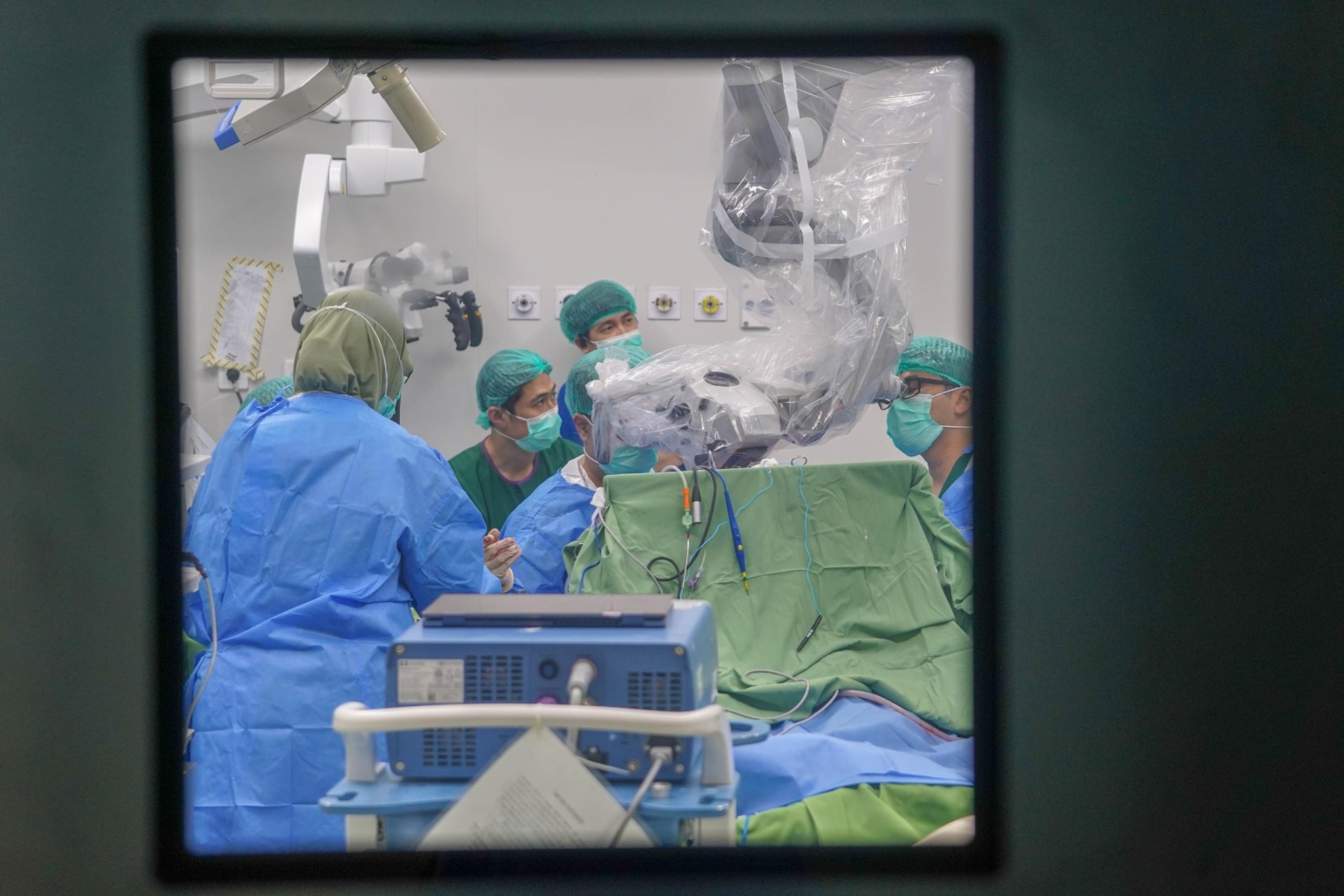 Tindakan operasi bypass Superficial Temporal Artery--Middle Cerebral Artery (STA-MCA) terhadap seorang pasien anak laki-laki berusia 5 tahun yang berlangsung selama lima atau enam jam di RS M. Djamil, Kamis (13/8/2026). HUMAS RS M. DJAMIL