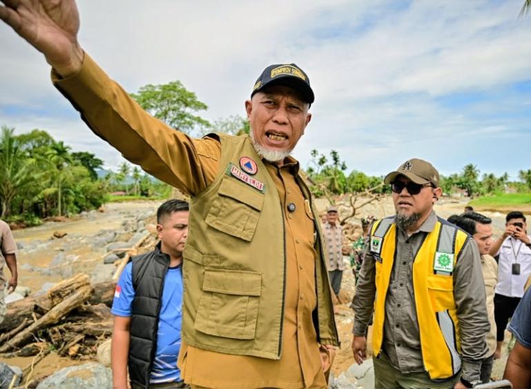 Gubernur Mahyeldi saat tinjau lokasi pasca terkena banjir di Kecamatan Kuranji, Kota Padang, Selasa (4/8/2026). IST