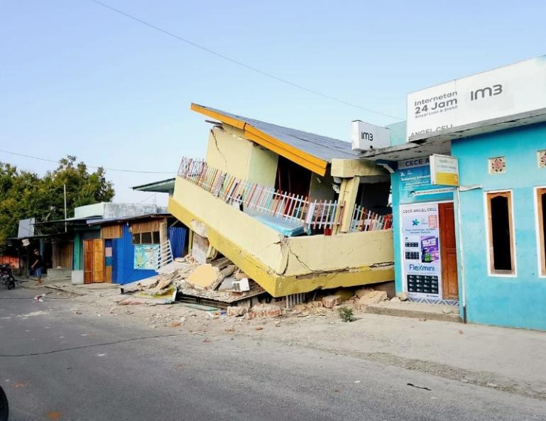 Foto salah satu bangunan yang runtuh akibat gempa bumi yang terjadi di NTT, kemarin. IST