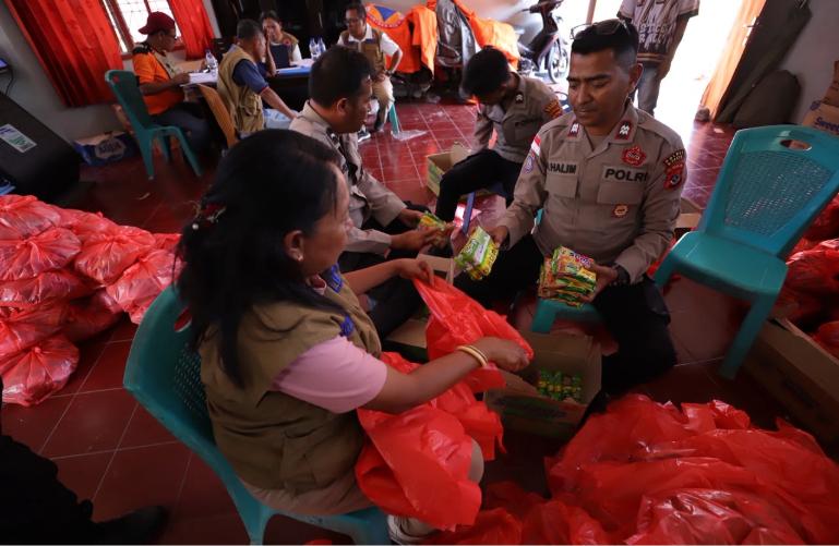 Personel BPBD bersama unsur TNI Polri persiapkan bantuan logistik dan peralatan untuk warga terdampak gempa M 7,7 Flores di Kantor BPBD Kabupaten Ende, Nusa Tenggara Timur, Rabu (19/8/2026). IST