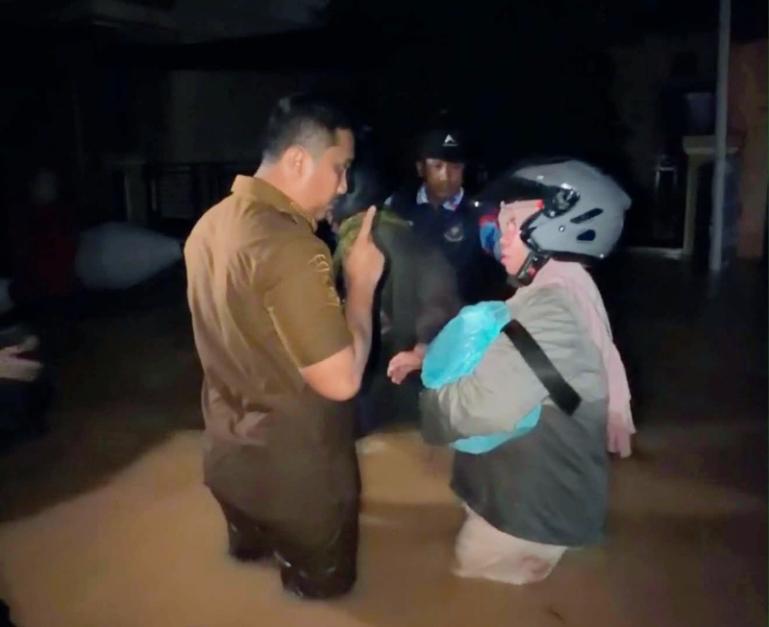 Wagub Vasko Ruseimy bersama warga Parak Jambu, Kelurahan Dadok Tunggul Hitam, Kecamatan Koto Tangah, Kota Padang, saat lakukan proses evakuasi, Senin malam (3/8/2026). IST