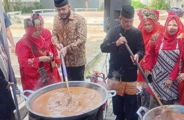 Wako Padang yang juga Ketua Gebu Minang Sumbar, Fadly Amran Bersama Ketua LKAAM Sumbar, Fauzi Bahar Datuak Sati saat memasak rendang yang akan dikirim untuk korban gempa bumi di NTT, Senin (17/8/2026). IST