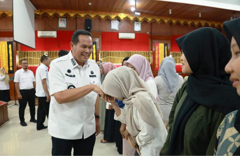 Wako Yota Balad berikan selamat kepada  76 orang mahasiswa kota tersebut yang lulus diterima di 18 perguruan tinggi di Indonesia, Rabu (12/8/2026). Para mahasiswa itu dapat program Saga Saja Plus dari Pemko Pariaman. IST
