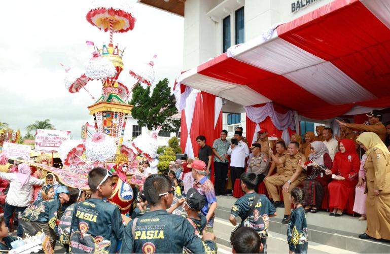 Tabuik Piaman saat mengisi kegiatan pawai alegoris yang diadakan Pemko Pariaman, Selasa (18/8/2026). Terlihat Wako Yota Balad ikut antusias saksikan kegiatan pawai tersebut. IST