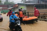 Ditsamapta Polda Sumbar Gerak Cepat Evakuasi Warga Terdampak Banjir di Kota Padang