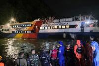 Kandas di Muara Padang, Satrol Kodaeral II Padang dan Tim SAR Evakuasi Penumpang Mentawai Fast 01