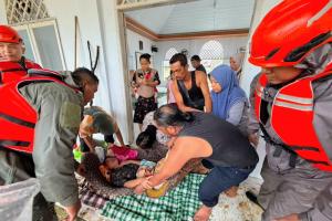 Kapolda Sumbar Kerahkan 71 Personel SAR Satbrimob, Evakuasi Warga Terdampak Banjir di Kota Padang