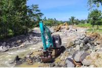 Pasca Ditinjau Gubernur, Tiga Alat Berat Mulai Normalisasi Sungai di Lokasi Banjir Kuranji