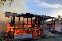 Rumah Gadang dan Rumah Semipermanen, serta Sepeda Motor Terbakar di Pasar Ambacang