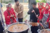 Wako Padang Dukung Penyaluran Lima Ton Rendang untuk Korban Bencana di NTT