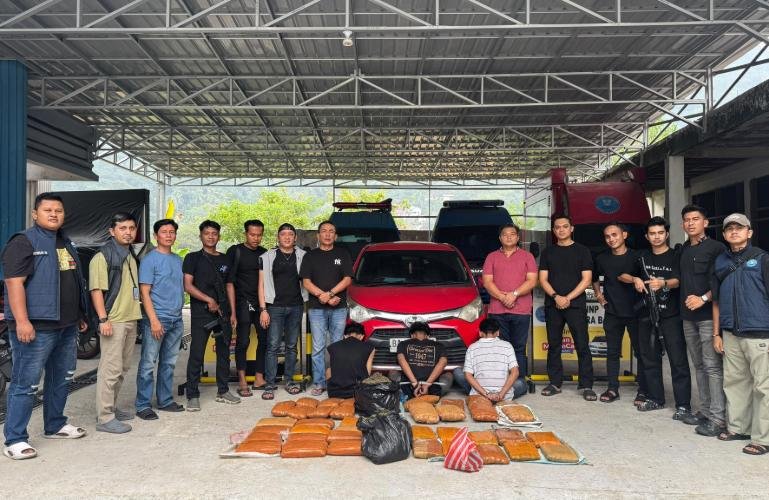 Tiga terduga pelaku yakni dua kurir dan satu pemilik ganja kering ditangkap BNNP Sumbar bersama barang bukti ganja kering seberat 44 Kg lebih, Minggu,(6/9/2026) kemarin. IST