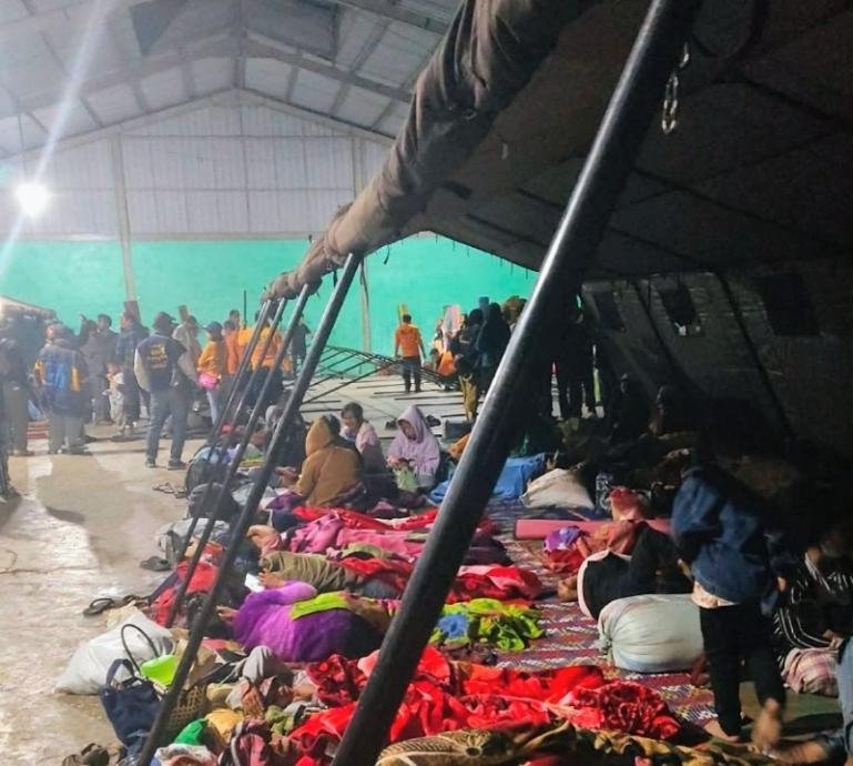 Warga Desa Kuta Tengah, Kecamatan Simpang Empat, Kabupaten Karo, mengungsi ke Posko Penanganan Darurat di Desa Sukatepu, Kecamatan Naman Teran, menyusul peningkatan aktivitas Gunung Sinabung, Selasa (1/9/2026). IST