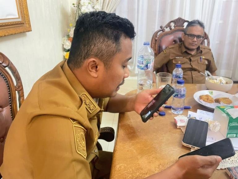 Wagub Sumbar Vasko Ruseimy saat menghubungi Kepala BMKG, Decky Irmawan soal Informasi prakiraan cuaca Kabupaten Solok terkini, Selasa dini hari (22/9/2026). IST