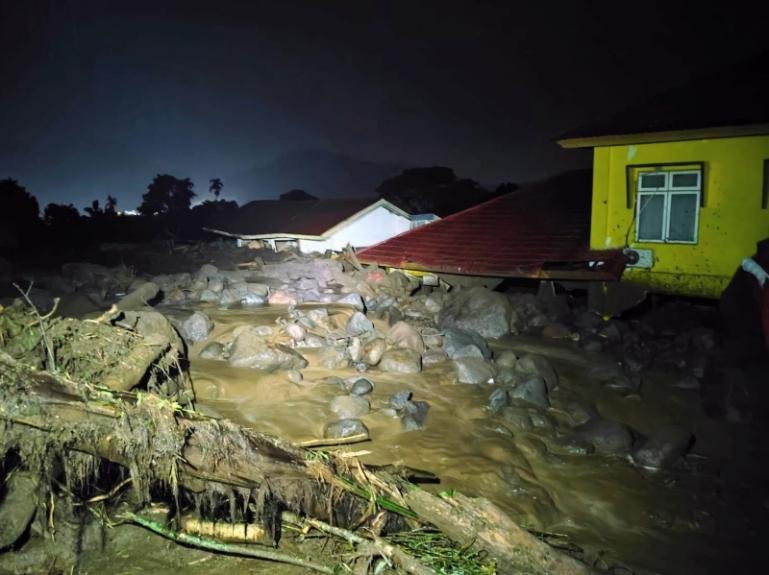 Kondisi rumah warga yang terdampak banjir bandang di Nagari Batang Barus, Kecamatan Gunung Talang, Kabupaten Solok, Senin (21/9/2026) malam. IST