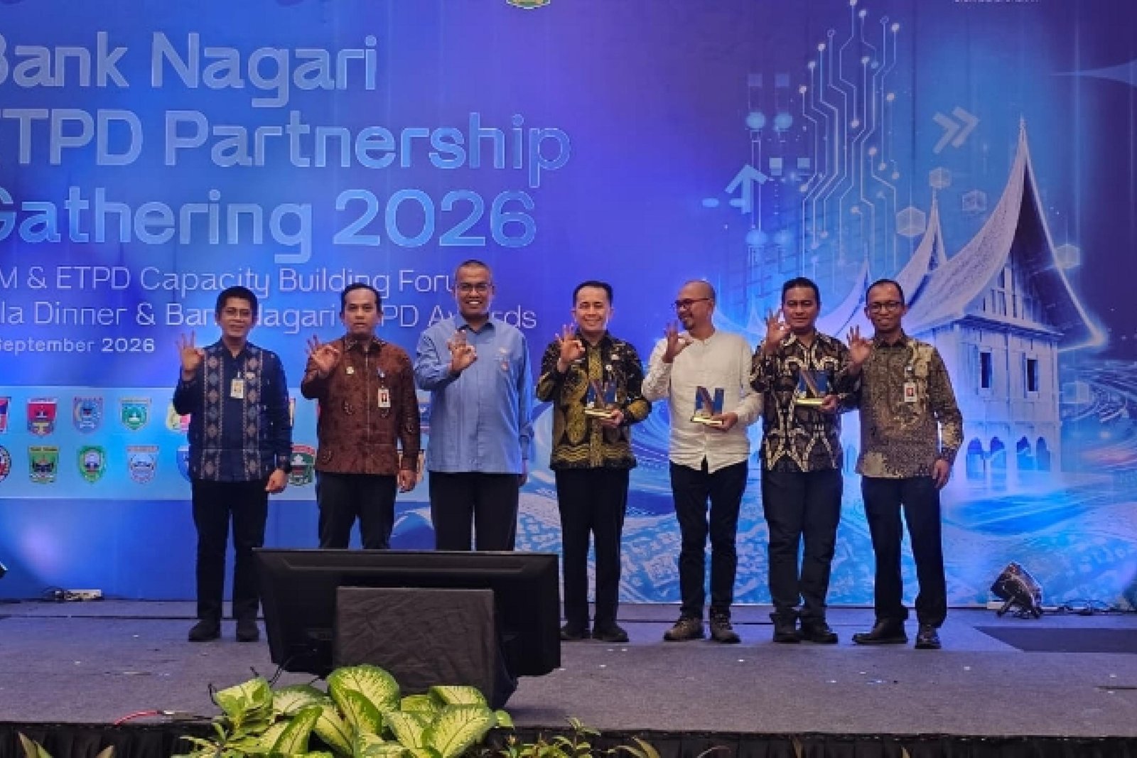 Foto bersama saat pembukaan ETPD Partnership Gathering & ETPD Award 2026 yang diadakan Bank Nagari di Hotel Mercure Padang, Jumat (25/9/2026). IST
