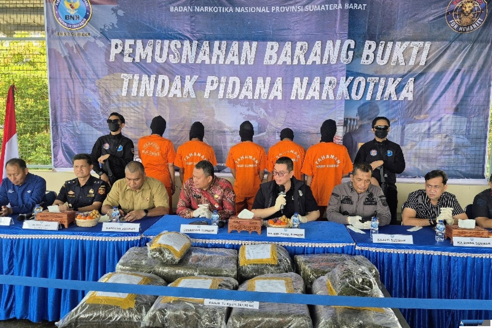 Kepala BNNP Sumbar, Toton Rasyid bersama jajarannya merilis pemusnahan 73 kg lebih barang bukti narkoba hasil tangkapan BNNP Sumbar, Kamis di Padang, Kamis (23/9/2026). (dok: arunala.com)