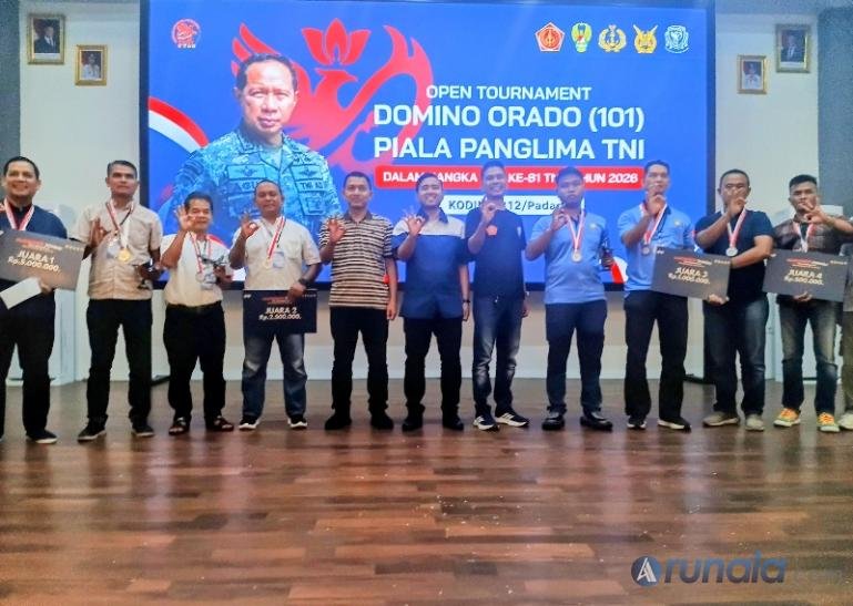 Dandim 0312 Padang, Letkol Inf Faiq Fahmi dan Ketua Pengcab ORADO Kota Padang M Fautiaz Fauzi bersama para juara turnamen domino, Minggu malam (27/9/2026). (dok: arunala.com)