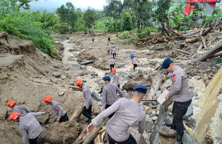 Terlihat anggota Brimob dan Dit Samapta Polda Sumbar diturunkan untuk bantu evakuasi warga yang terdampak banjir bandang di Aro Suka, Kabupaten Solok, Selasa pagi (22/9/2026). IST