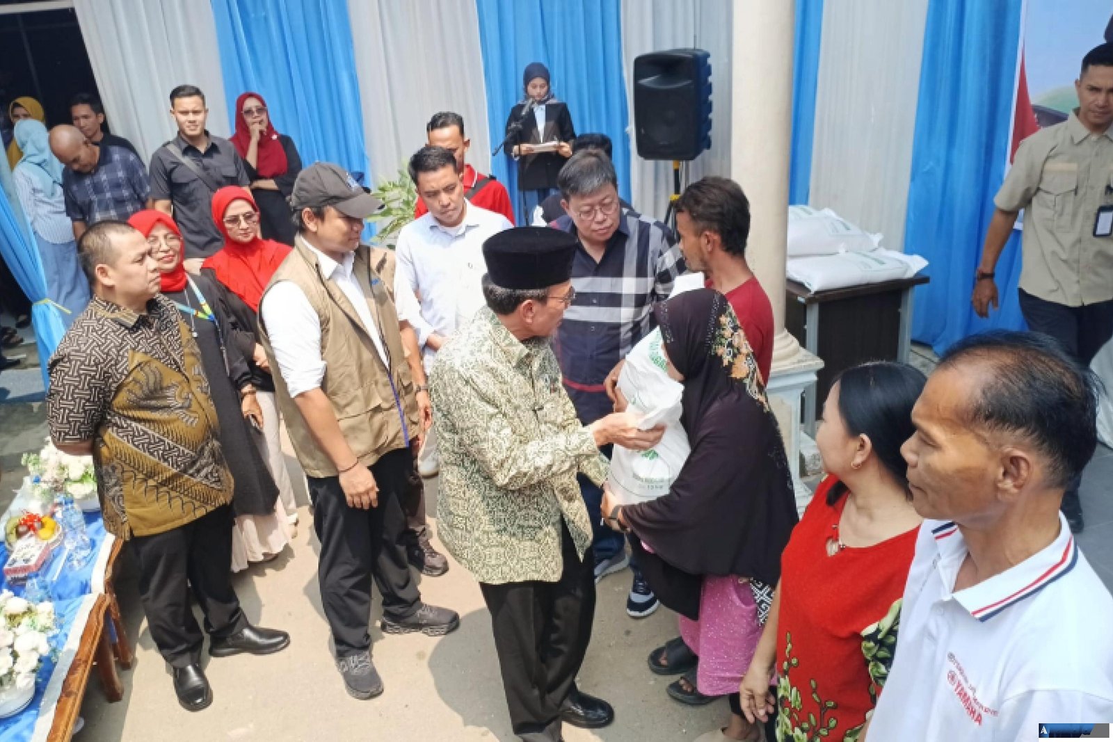 Wakil Ketua Komisi IV DPR RI, Alex Indra Lukman serahkan bantuan pangan kepada masyarakan Kelurahan Koto Baru Nan XX bersama Wakil Wali Kota Padang, Maigus Nasir, Minggu (13/9/2026). (dok: arunala.com)