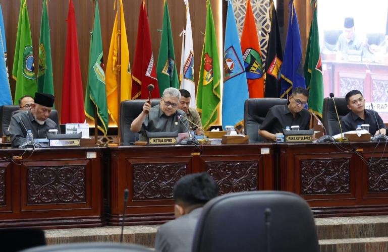 Ketua DPRD Sumbar, Muhid saat memimpin rapat paripurna beragenda penyerahan Nota Pengantar Rancangan Peraturan Daerah (Ranperda) tentang Perubahan APBD Sumbar Tahun Anggaran 2026, Jumat (4/9/2026). IST