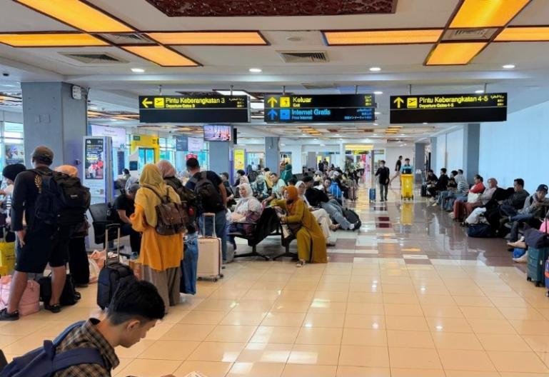Para calon penumpang harus menunggu jadwal penerbangan mereka di terminal BIM, karena ada pembatalan penerbangan akibat ada erupsi Gunung Anak Krakatau, Minggu (6/9/2026). IST