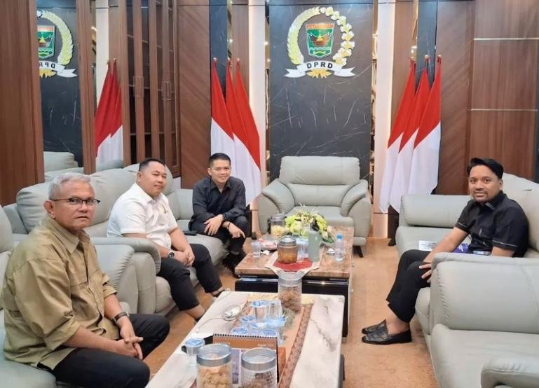 Ketua Fraksi Golkar Yogi Pratama berdiskusi dengan Wakil Ketua DPRD Sumbar Muhammad Iqra Chissa, Senin (7/9/2026). IST