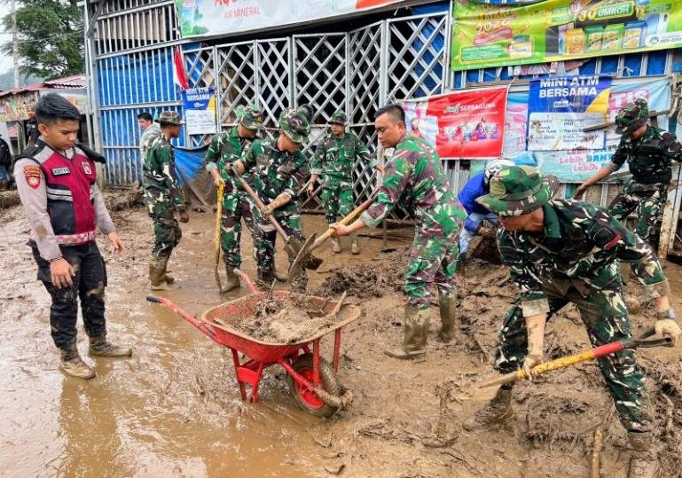 Personel Batalyon Infanteri Teritorial Pembangunan (Yonif TP) 951/Pandeka Marapi sedang membersihkan sisa-sisa lumpur di kawasan Arosuka, Selasa (22/9/2026). IST