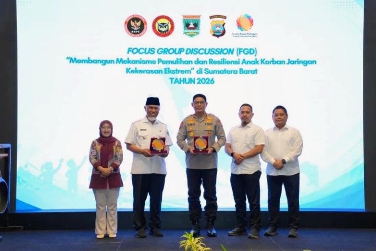 Gubernur Mahyeldi bersama Kapolda Sumbar Irjen Pol Djati Wiyoto Abadhy dan Direktur Eksekutif Yayasan Prasasti Perdamaian Khariroh Maknunah dalam sebuat FGD di Padang, Rabu (16/9/2026). IST