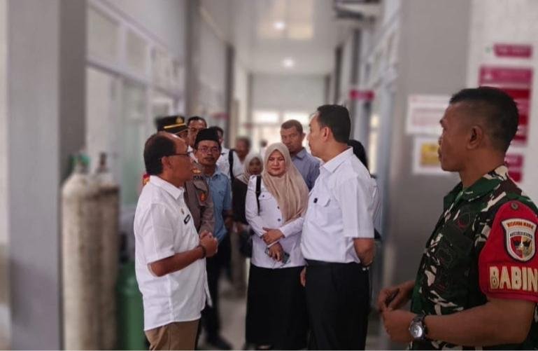 Wakil Bupati Agam, Muhammad Iqbal cek kondisi korban dugaan keracunan makanan di Puskesmas Palupunh, Rabu (2/9/2026). IST