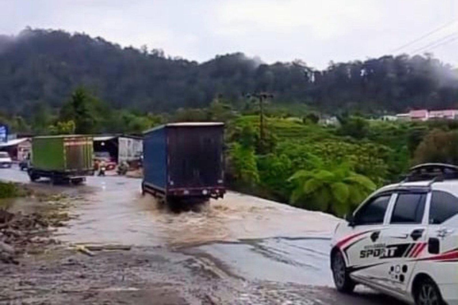 Akses jalan Solok - Padang yang sempat tertimbun longsor, kini bisa dilewati kendaraan, pasca dilakukan pembersihan, Selasa (22/9/2026). IST