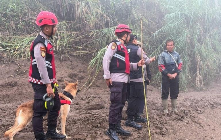 Polda Sumbar diturunkan tim K-9 guna membantu pencarian korban yang hilang akibat banjir bandang di Arosuka, Kabupaten Solok, Kamis (24/9/2026). IST