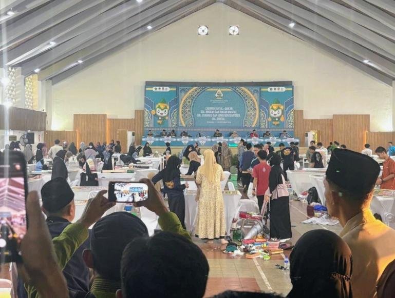 Suasana lomba kaligrafi Al Quran pada MTQ nasional XXXI di Semarang, Jateng. Di cabang ini, kalifah Sumbar, Ari Saputra Ramadhani maju ke final. IST