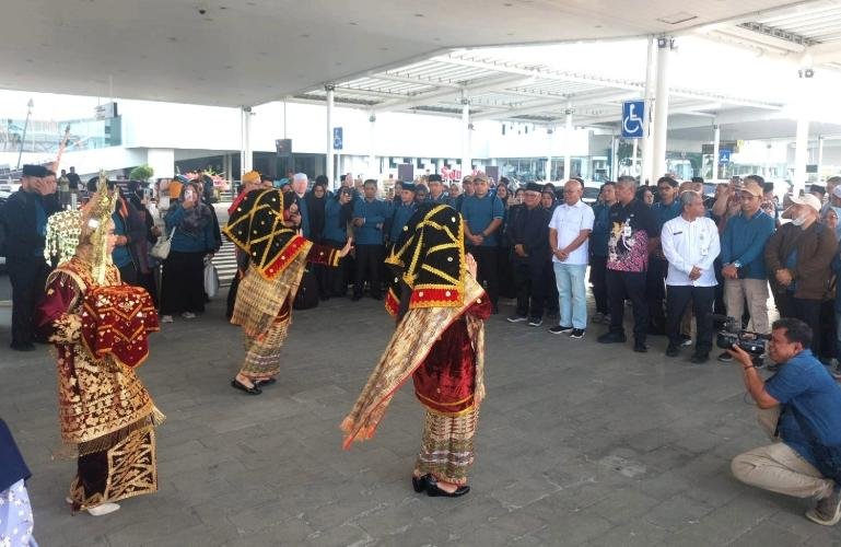 Khafilah Pemprov Sumbar saat disambut Ketua IKM Semarang dan rombong tiba di Bandara Jenderal Ahmad Yani, Semarang, Jumat (11/9/2026). IST