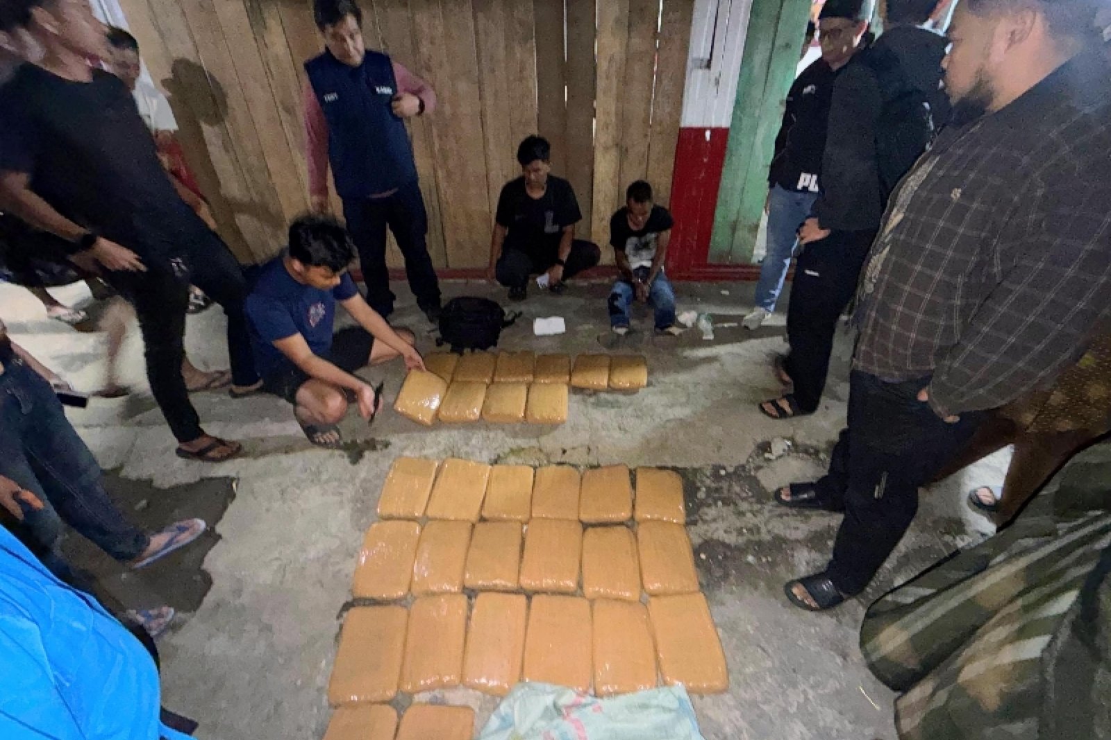 Barang bukti puluhan paket ganja kering dan para tersangka berhasil ditangkap Tim dan BNNP Sumbar, Selasa (15/9/2026) dini hari. IST