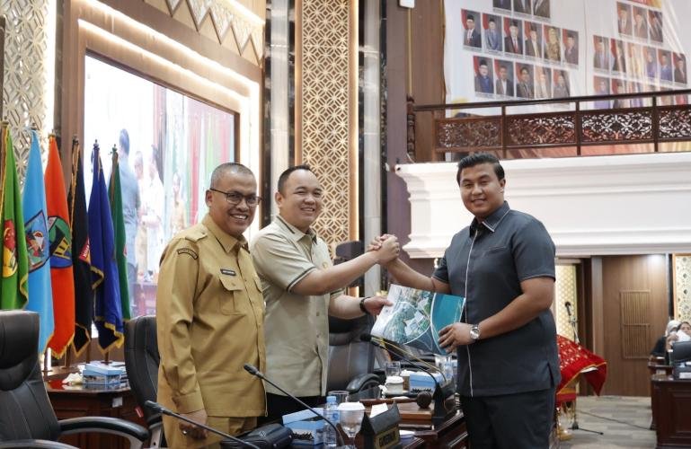 Anggota DPRD Sumbar, Varel Oriano serahkan hasil pandangan fraksinya menyangkut struktur pendapatan daerah pada Ranperda Perubahan APBD Sumbar 2026 kepada Wakil Ketua DPRD Sumbar Nanda Satria, Senin (7/9/2026). IST