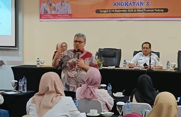 Ketua DPRD Sumbar, Muhidi sedang berikan materi kepada peserta pelatihan menyangkut peran perempuan dalam menggerakkan perekonomian keluarga di Padang, Rabu (9/9/2026). IST