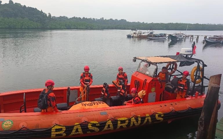 Terlihat tim SAR Kabupaten Kepulauan Mentawai bersiap turun lapangan beri pertolongan pada kapal KM Rafa 02 yang mengalami mati mesin di perairan Kabupaten Kepulauan Mentawai, Kamis (17/9/2026). IST