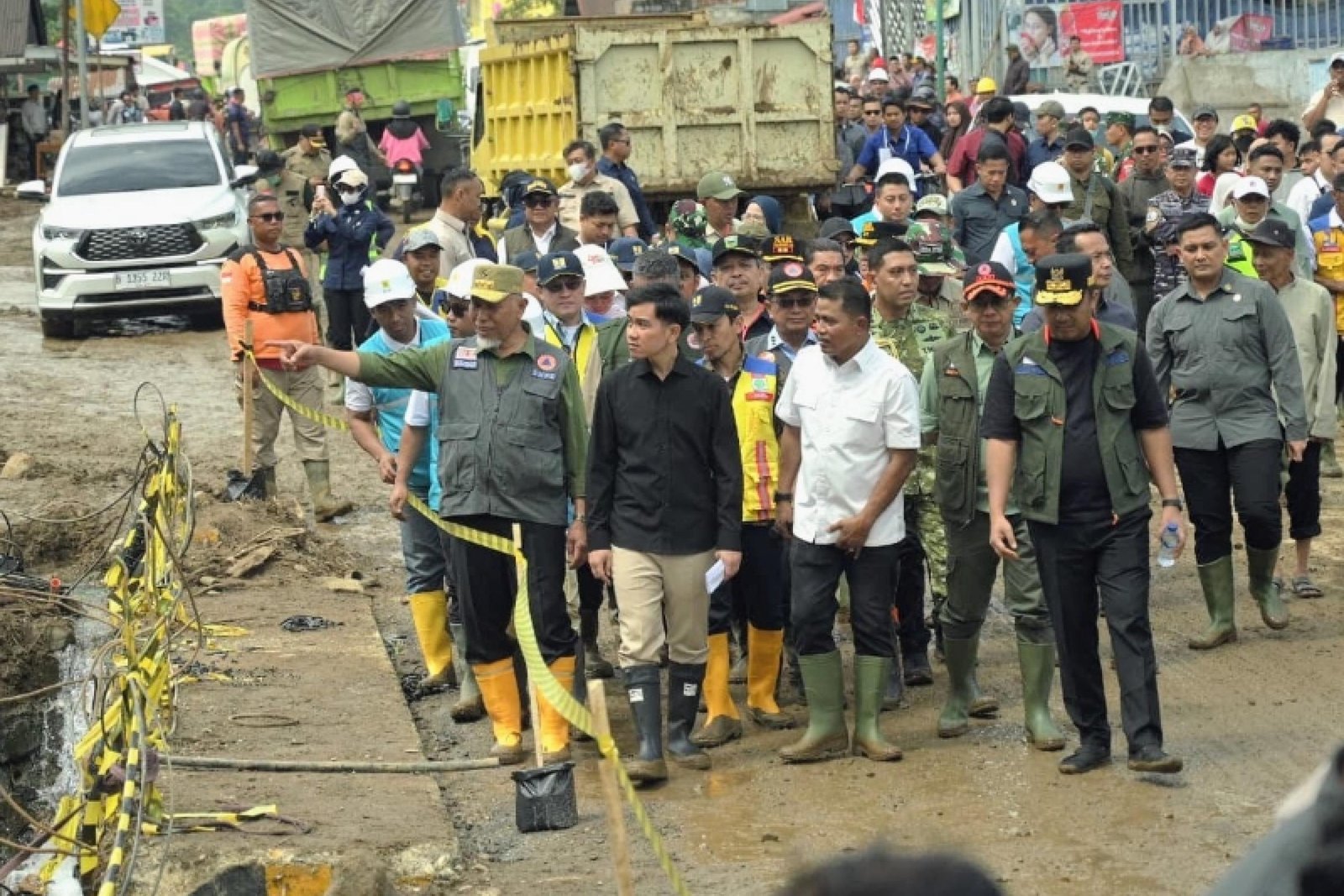 Wapres Gibran Rakabuming Raka meninjau langsung kondisi masyarakat dan sejumlah infrastruktur terdampak banjir bandang di Arosuka, Kabupaten Solok, Jumat (25/9/2026). IST