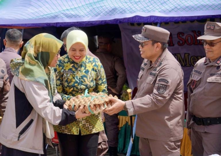 Kajati Sumbar, Dedie Tri Hariyadi berikan bantuan pada korban terdampak banjir bandang Arosuka saat mengunjungi lokasi itu, Rabu (23/9/2026). IST