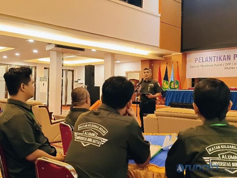 Ketua Umum DPP IKBA UBH, Mardiansyah berikan sambutan saat membuka Mubeslub alumni UBH di kampus Ulakkarang, Padang, Sabtu (19/9/2026). (dok: arunala.com)